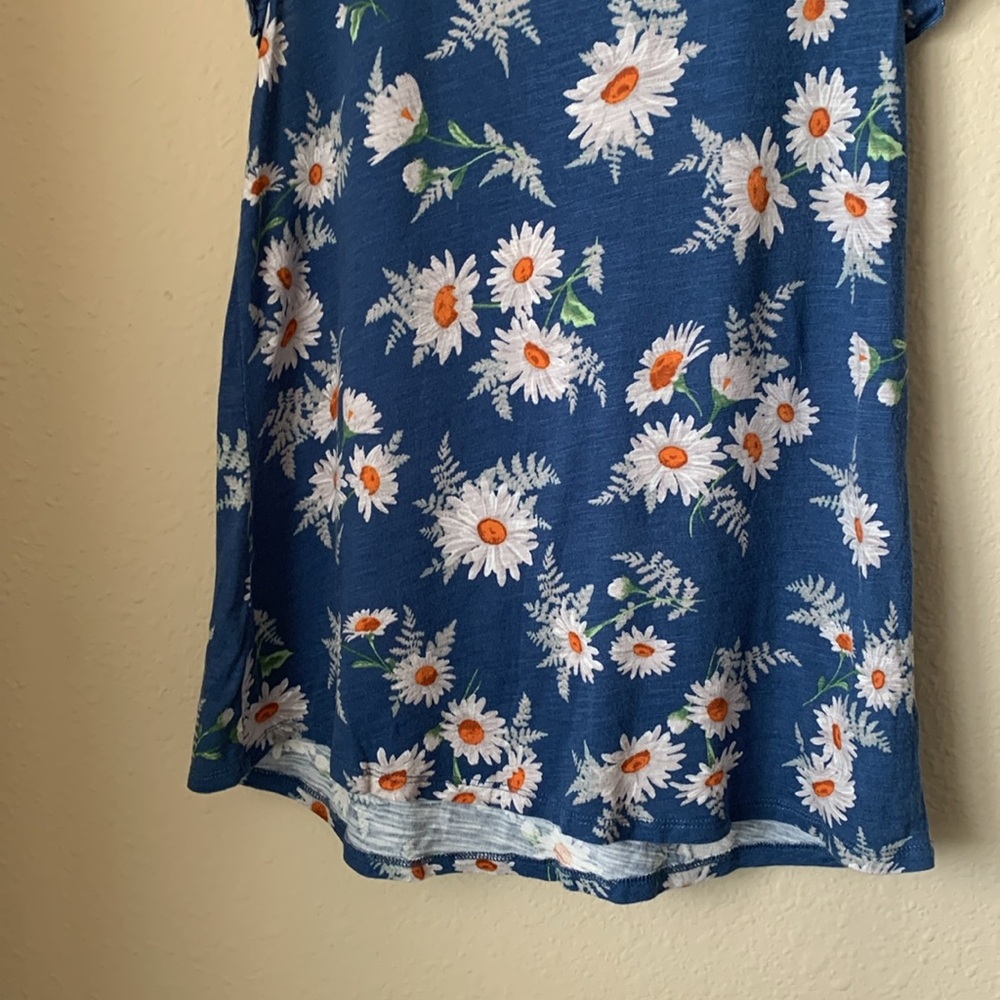 Maurices floral tee with ruffled shoulders 🌼🌼 - Picture 4 of 9